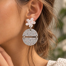 Charger l'image dans la galerie, Boucles d’oreilles terrazzo gris et rose portées à l’oreille
