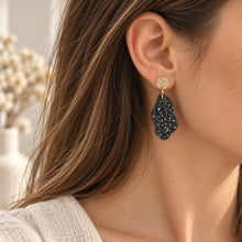 Charger l'image dans la galerie, Boucles d’oreilles terrazzo noires portées à l’oreille
