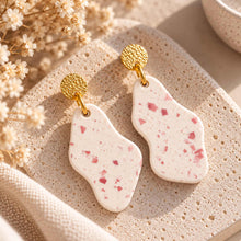 Charger l'image dans la galerie, Détail des boucles d’oreilles terrazzo rose en jesmonite
