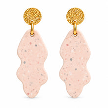 Charger l'image dans la galerie, Boucles d’oreilles terrazzo rose en jesmonite et plaqué or
