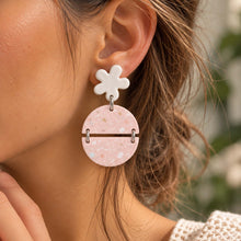 Charger l'image dans la galerie, Boucles d’oreilles terrazzo rose poudré portées à l’oreille

