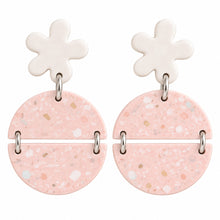 Charger l'image dans la galerie, Boucles d’oreilles fleur terrazzo rose poudré en jesmonite
