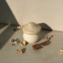 Charger l&#39;image dans la galerie, Bougie champignon artisanale
