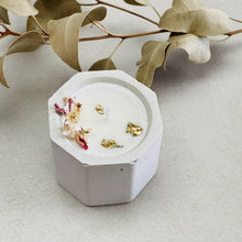 Charger l&#39;image dans la galerie, Bougie soja parfumée fleurs séchées en jesmonite blanc

