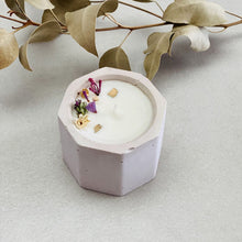 Charger l&#39;image dans la galerie, Bougie soja parfumée fleurs séchées en jesmonite rose
