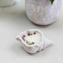 Charger l&#39;image dans la galerie, Bougie coquillage fleurie parfumée en jesmonite blanc
