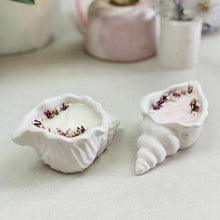 Charger l&#39;image dans la galerie, Bougies coquillage fleurie parfumée en jesmonite blanc
