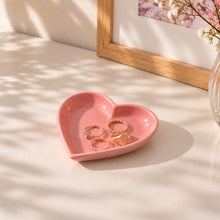 Charger l'image dans la galerie, Coupelle cœur rose en céramique avec bagues
