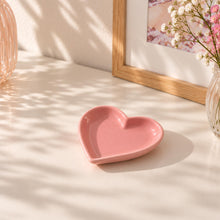Charger l'image dans la galerie, Coupelle à bijoux cœur rose sur une coiffeuse
