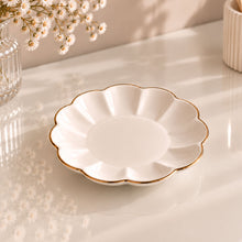 Charger l'image dans la galerie, Coupelle à bijoux fleur rétro en céramique blanche et dorée
