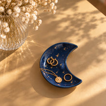 Charger l'image dans la galerie, Coupelle à bijoux lune en céramique bleu nuit étoilée
