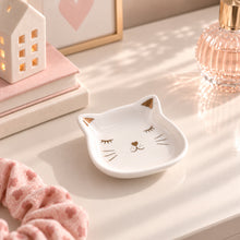 Charger l'image dans la galerie, Coupelle à bijoux chat blanc en céramique posée sur une coiffeuse
