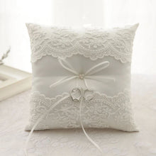 Charger l&#39;image dans la galerie, Coussin porte alliance en dentelle blanche
