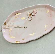 Charger l&#39;image dans la galerie, Grand plateau bijoux en jesmonite rose avec dorure

