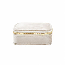 Charger l'image dans la galerie, Mini trousse à bijoux en velours beige fermée avec fermeture éclair dorée, sur fond blanc
