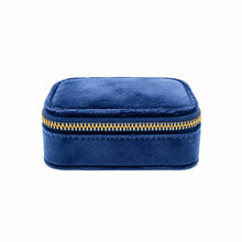 Charger l'image dans la galerie, Mini trousse à bijoux en velours bleu fermée avec fermeture éclair dorée, sur fond blanc
