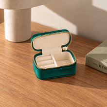 Charger l'image dans la galerie, Mini boîte à bijoux en velours vert ouverte, montrant ses compartiments intérieurs beiges
