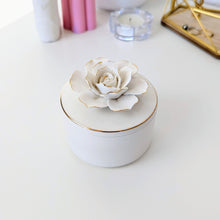 Charger l&#39;image dans la galerie, petite boite à bijoux fleur en céramique blanc
