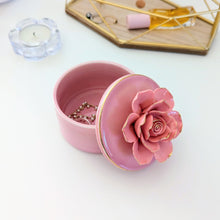 Charger l&#39;image dans la galerie, petite boite à bijoux fleur en céramique rose
