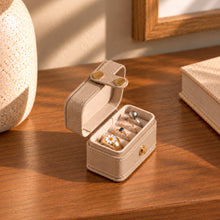 Charger l'image dans la galerie, Petite boîte à bagues de voyage marron glacé ouverte avec bagues

