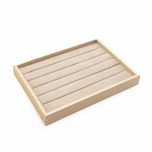 Charger l'image dans la galerie, Plateau à bagues en bois clair avec intérieur beige rembourré et cinq rainures, vue de trois quarts
