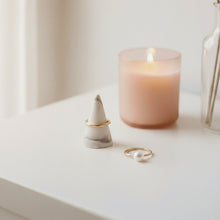 Charger l'image dans la galerie, Porte bague cône marbre gris
