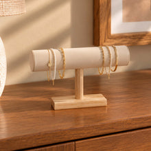 Charger l'image dans la galerie, Porte-bracelets en bois et flanelle écrue avec bracelets

