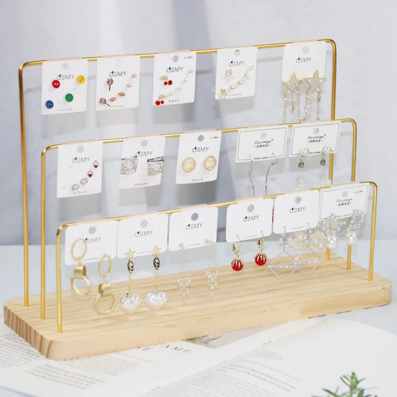 Ensemble de boucles d'oreilles sur présentoir main image 1