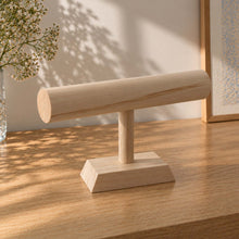 Charger l'image dans la galerie, Présentoir bracelets et montres en bois vu de trois-quarts
