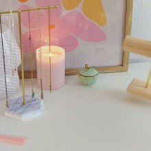 Charger et lire la vidéo dans la visionneuse de la Galerie, Porte bracelets en bois et tige doré
