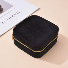 Charger l&#39;image dans la galerie, Trousse de rangement pour bijoux en velours doux noir
