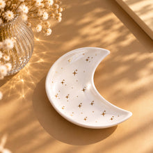 Charger l'image dans la galerie, Vide-poches lune blanc en céramique décoré d’étoiles
