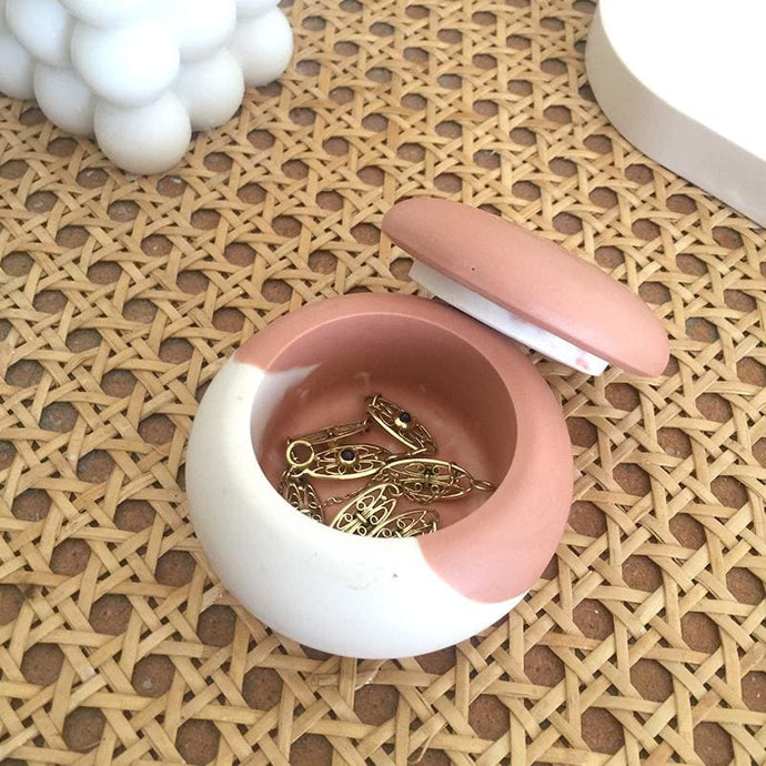 Petite boîte à bijoux bicolore terracotta et blanc en 