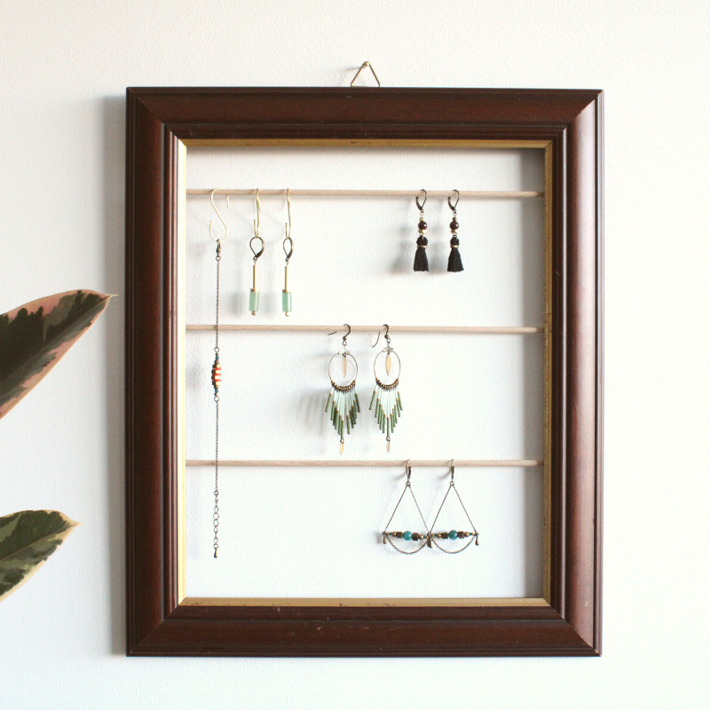 Porte-bijoux mural cadre vintage en bois foncé • Adore