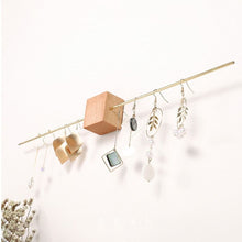 Charger l&#39;image dans la galerie, Porte-bijoux mural minimaliste cube en bois • Bois • Métal
